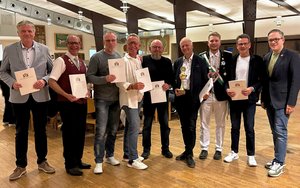 Von links nach rechts: Oberst Meinolf Rath, Norbert Rieke, Jürgen Kemper (Bataillonssieger), Franz Rieke, Ludwig Ruf (neuer Kassenprüfer) Hauptmann Hans-Jürgen Sellmann, König 2024/2025 Marco Mitzlaff, Rendant Michael Hötte, stellvertretender Vereinsvorsitzender und Major Hendrik Henneböhl.